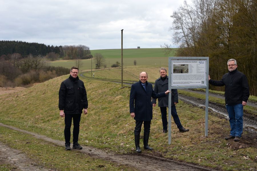 Am Hochwasserrückhaltebecken Sudheim stellt der Wasserverband die erste von 14 Info-Tafel auf – v.l.: Christan Hesse (kauf. stellv. Geschäftsführer WOL), Landrat Christoph Rüther, WOL-Geschäftsführer Volker Karthaus und Martin Lehmann (Betriebsleiter und technischer stellv. WOL-Geschäftsführer). © Kreis Paderborn, Amt für Presse- und Öffentlichkeitsarbeit, Meike Delang